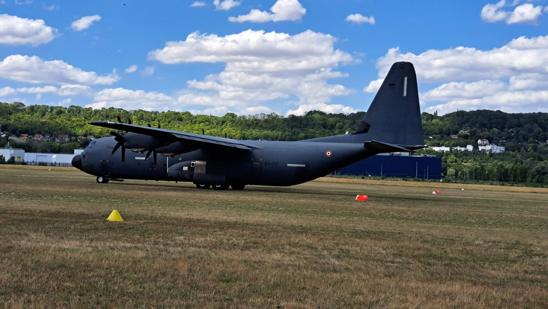 Avion rouge en vol